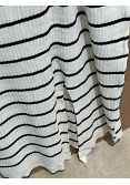 RANDIG RIBBSTICKAD KLÄNNING MED DETALJ PÅ SIDAN 3