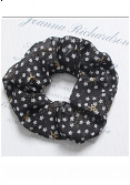 BLOMMIG SCRUNCHIE MED GULDSTÄNK 3