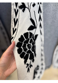 STICKAD VÄST MED BLOMDETALJ 3