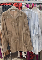 Blus med fina detaljer 2