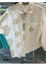 Otroligt fin blus med blommönster och brodyr 3