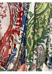 V-RINGAD MÖNSTRAD KLÄNNING MED SMOCK I MIDJAN – MIXAT PACK 3