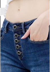 LÄTT UTSVÄNGDA JEANS MED DEKORKNAPPAR 3