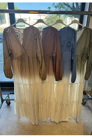 Sommarklänning med fade-effekt och broderier
