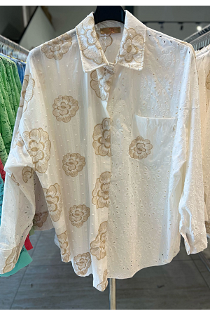 Otroligt fin blus med blommönster och brodyr