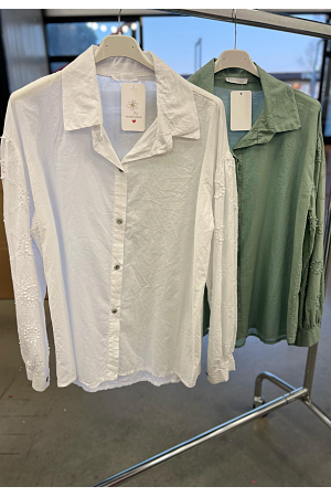 BLUS MED FIN BRODYR PÅ ARMARNA