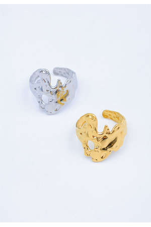 SKULPTURAL RING MED SMÄLT DESIGN