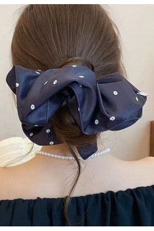 STOR SIDENLIKANDE SCRUNCHIE MED BLOMMOR