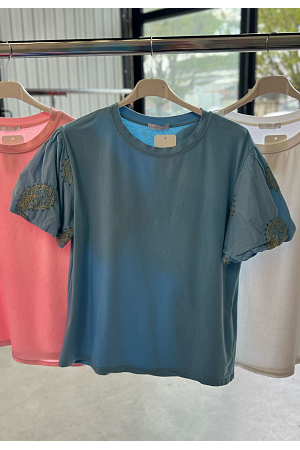 FIN T-SHIRT MED GULDBRODYR, SPETS & PUFFÄRM
