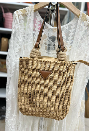 FIN VÄSKA I NATURMATERIAL MED REPDETALJER