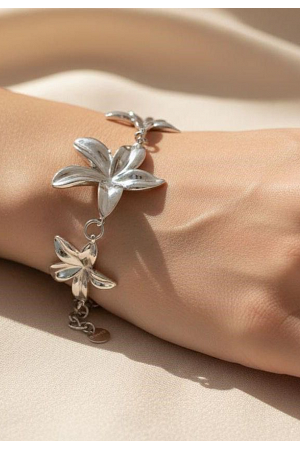 ARMBAND MED BLOMMOR I STÅL