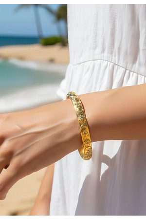 GRAVERAD CUFF-ARMRING I ROSTFRITT STÅL