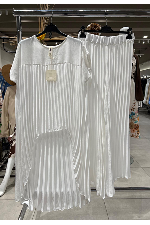 PLISSERAT SET MED ASYMMETRISK TOPP & VIDA BYXOR