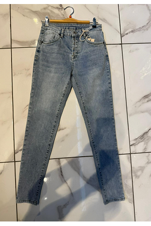 HÖGMIDJADE JEANS MED KNAPPFRONT