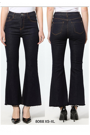 UTSVÄNGDA JEANS MED RÅ KANT