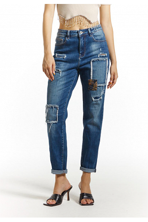 JEANS MED SLITNINGAR & MÖNSTRADE PATCHAR