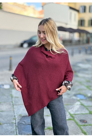 STICKAD PONCHO MED VINKLAD KANT
