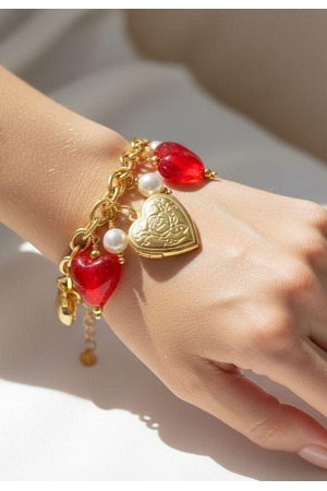 Armband med hjärtehängen och pärlor
