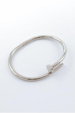 Spikarmband i stål – elegant twist
