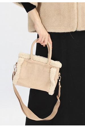 MJUK CROSSBODY-VÄSKA MED FUSKFÅRPÄLS