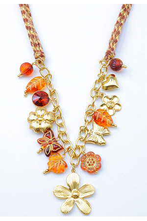 HALSBAND MED CHARMS