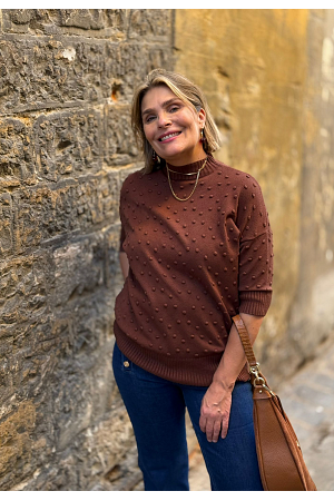 STICKAD TRÖJA MED PRICKSTRUKTUR