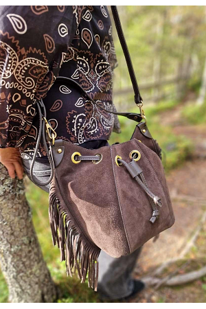 BOHO-INSPIRERAD MOCKAVÄSKA MED FRANSAR