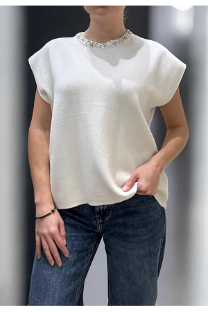 ÄRMLÖS TOPP MED PÄRLDETALJER