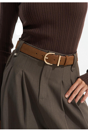 BÄLTE I MOCKA MED GULDSPÄNNE