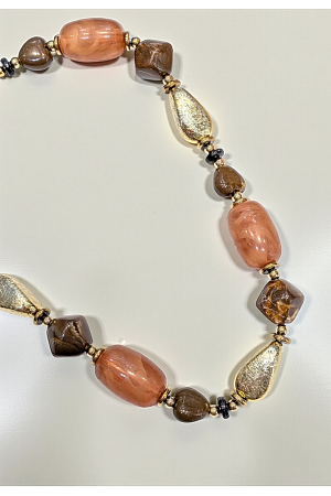 STATEMENTHALSBAND MED PÄRLOR OCH METALLDETALJER