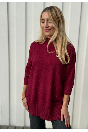 STICKAD TRÖJA MED PRICKSTRUKTUR