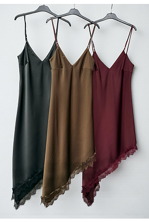 FESTLIG SNEDSKUREN KLÄNNING MED SPETS