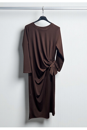 ELEGANT DRAPERAD KLÄNNING MED KNYTDETALJ