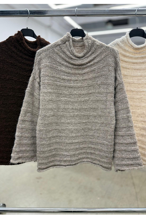 MYSIG STICKAD TRÖJA MED HÖG HALSRINGNING