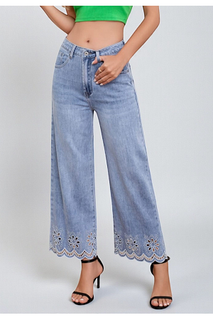 SOMRIGA JEANS MED BRODYR 7/8dels längd – STILRENA OCH BEKVÄMA