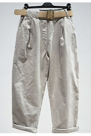 SNYGG BYXA MED BÄLTE & DETALJEN “ESCAPE THE ORDINARY”