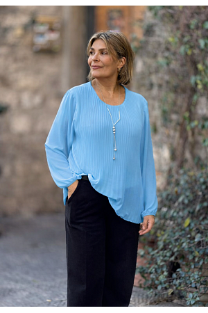 OMTYCKT PLISSERAD CHIFFONGBLUS MED HALSBAND