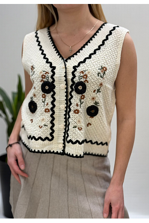 BRODERAD VÄST MED VACKRA DETALJER