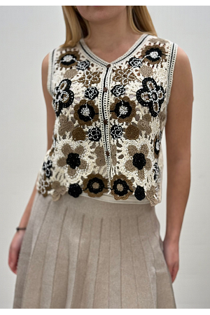 VIRKAD VÄST MED BRODERADE BLOMMOR