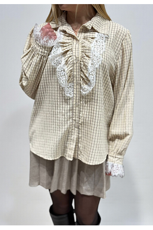 RUTIG BLUS MED KRÅS OCH SPETS