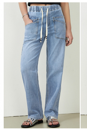 SPORTIGA JEANS MED RESÅR I MIDJAN