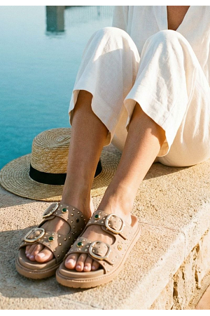 SANDALER MED SPÄNNEN & NITAR