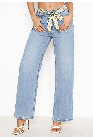 SOMMARJEANS MED SCARFSKÄRP