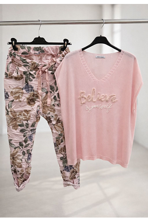 STICKAD ÄRMLÖS TOPP MED BRODERAD TEXT