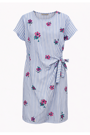 RANDIG SOMMARKLÄNNING MED BLOMDETALJER