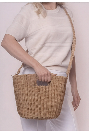 AXELVÄSKA I STRÅLOOK