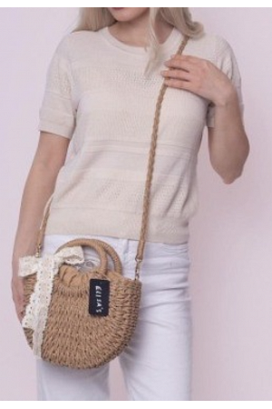 STRÅVÄSKA MED SPETSDETALJ