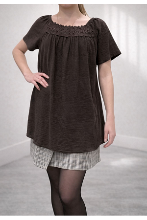 SOMMARBLUS MED SPETSDETALJER