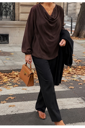 ELEGANT BLUS MED VATTENFALLSKRAGE