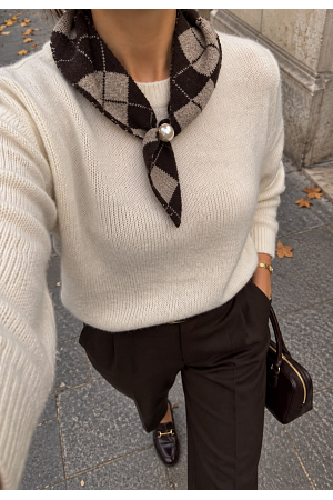 RUTIG MAGNETSCARF MED PÄRLDETALJ